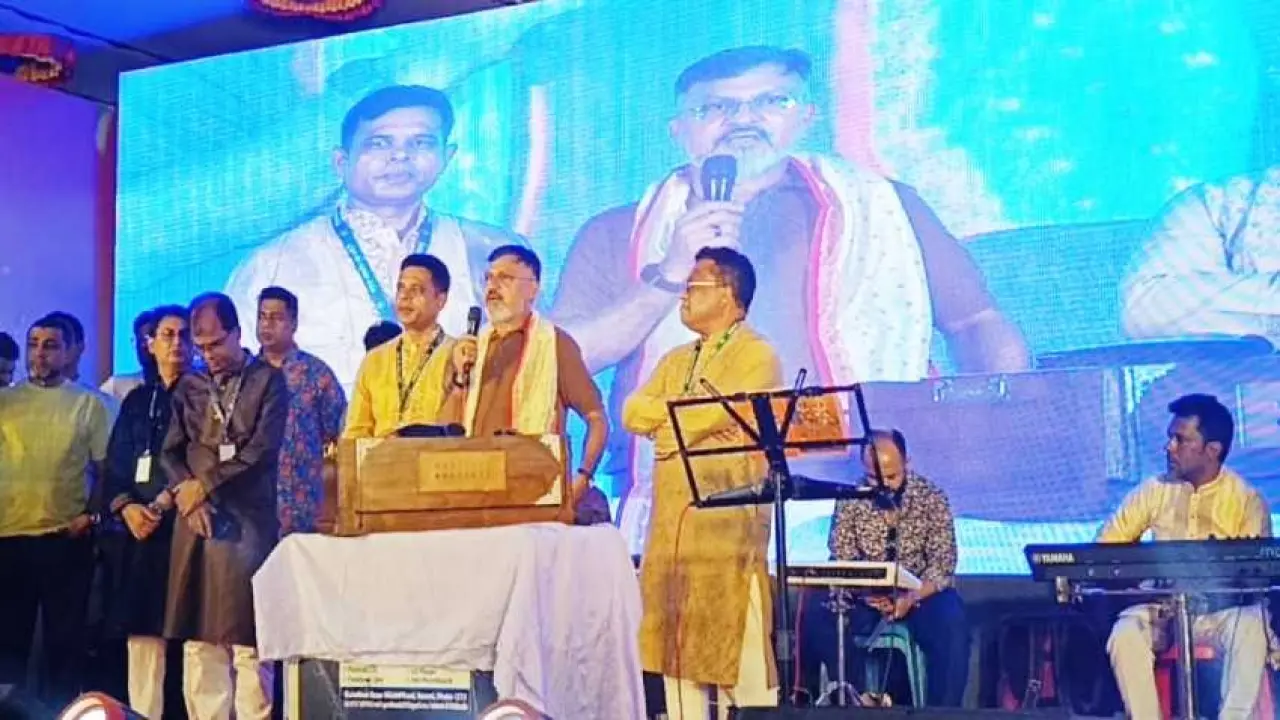 বসুন্ধরা পূজামণ্ডপে ভক্ত-দর্শনার্থীদের সঙ্গে শুভেচ্ছা বিনিময় ডিএনসিসি প্রশাসকের