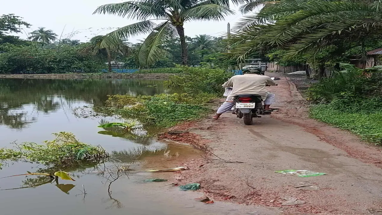 বসুন্দিয়ায় ১০০টিরও বেশি পুকুরের নেই নিজস্ব পাড়,   জনপ্রতিনিধিদের উদাসীনতা ‘রাস্তা-ই পুকুরের পাড়’ বানিয়ে চালাচ্ছে যুগের পর যুগ জনপ্রতিনিধিদের উদাসীনতা