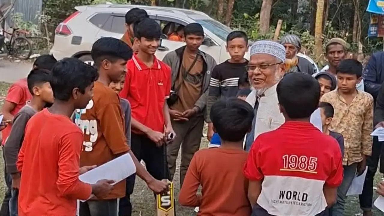 ব্যাট হাতে প্রার্থীর ভালোবাসা, চকলেটে শিশুদের হাসি; বিবিচিনিতে ভিন্নধর্মী প্রচারণা