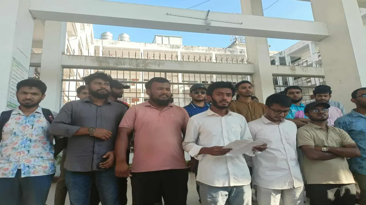 ছাত্র সংসদ চালুসহ নয় দফা দাবিতে যবিপ্রবি শিক্ষার্থীদের স্মারকলিপি