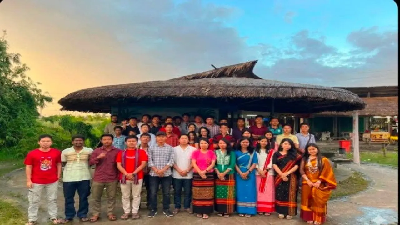 ছুটি নেই,তবুও বাড়ি ফিরছে খুবির আদিবাসী শিক্ষার্থীরা