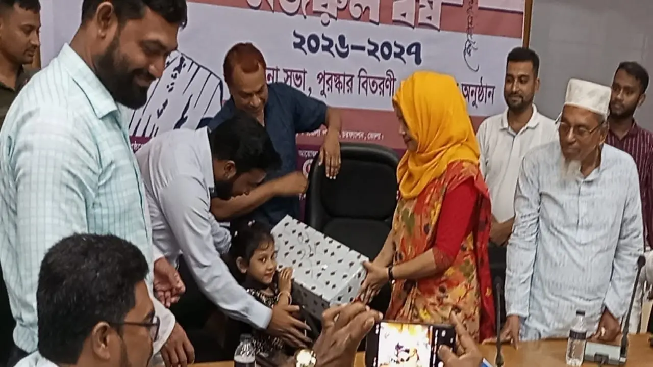 চরফ্যাশনে বিআরডিবি উদ্যোক্তা ও ক্ষুদ্র কৃষকের মাঝে ৮ লাখ টাকার চেক বিতরণ