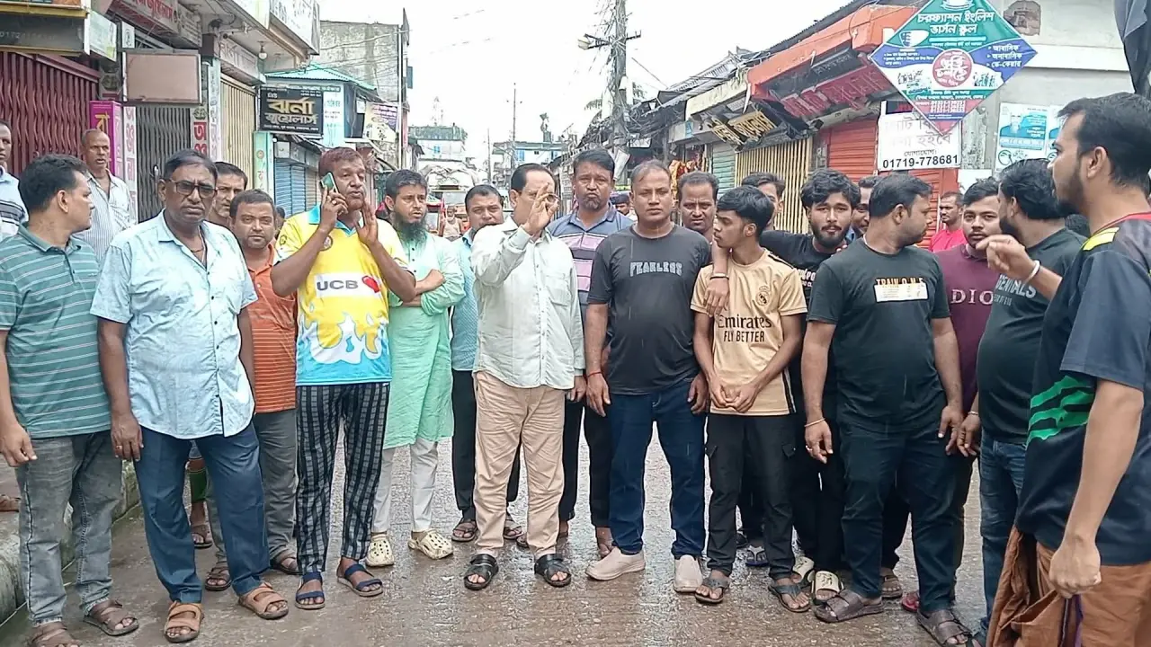 চরফ্যাশনের বিশিষ্ঠ স্বর্ণ ব্যবসায়ী টিটু দেবনাথকে গ্রেফতারের প্রতিবাদে দোকানপাট বন্ধ, বিক্ষোভ।