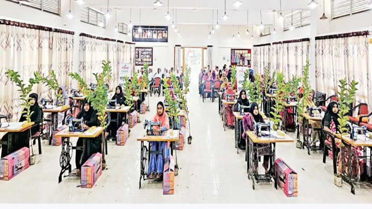 দারিদ্র্য জয় করতে ২০ নারীর হাতে সেলাই মেশিন