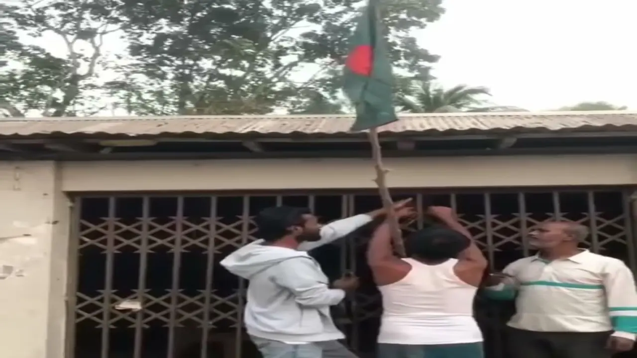 দীর্ঘ প্রায় ১৯ মাস পর গোপালগঞ্জ জেলা আ’লীগ কায্যালয়ে টাঙ্গানো হলো জাতীয় পতাকা