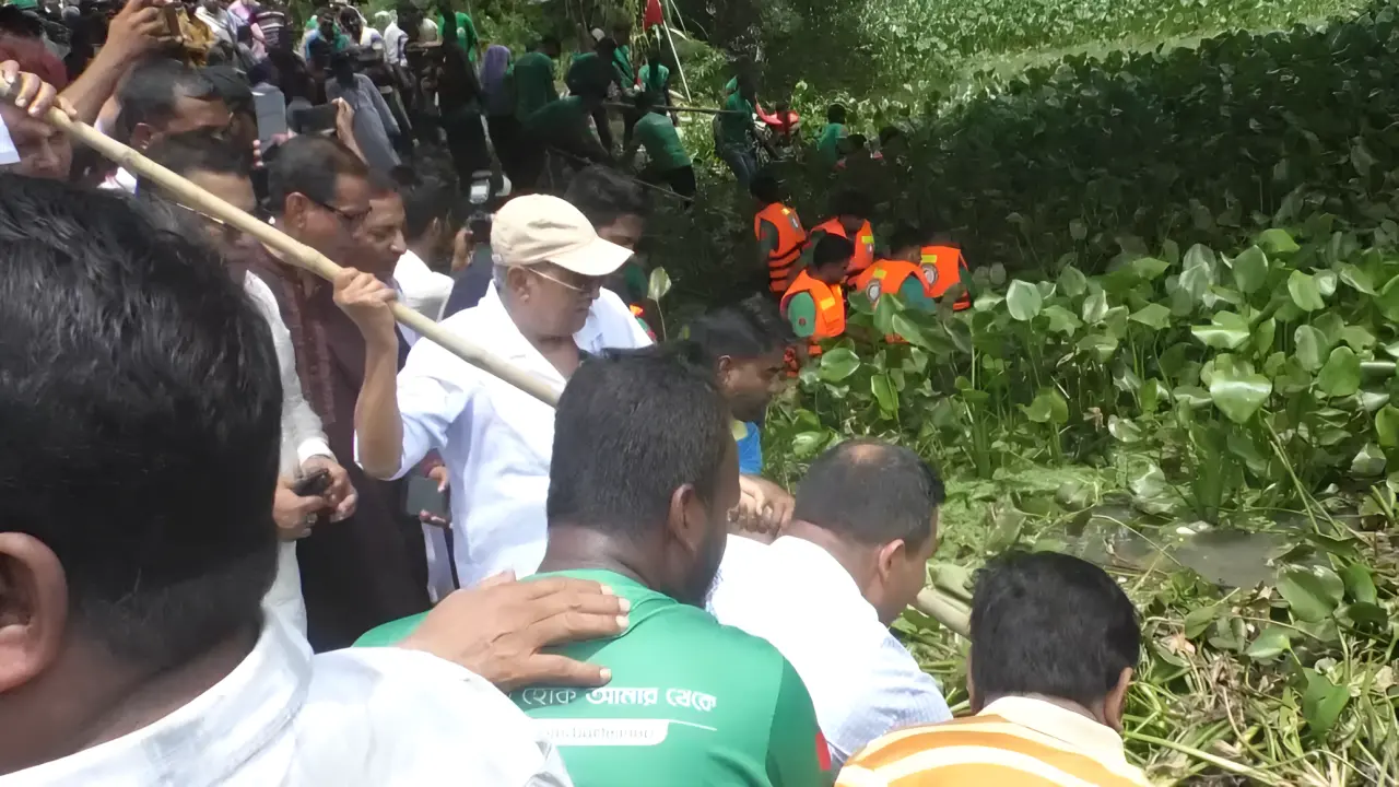 ডেঙ্গু প্রতিরোধে রাজাবাড়ের   খাল পরিচ্ছন্নতা অভিযান