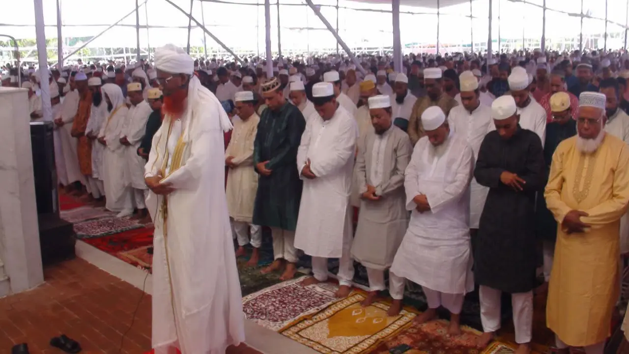 দেশ ও জাতির কল্যাণ কামনা করে গোপালগঞ্জে পবিত্র ঈদ-উল-আযহার প্রধান জামাত অনুষ্ঠিত