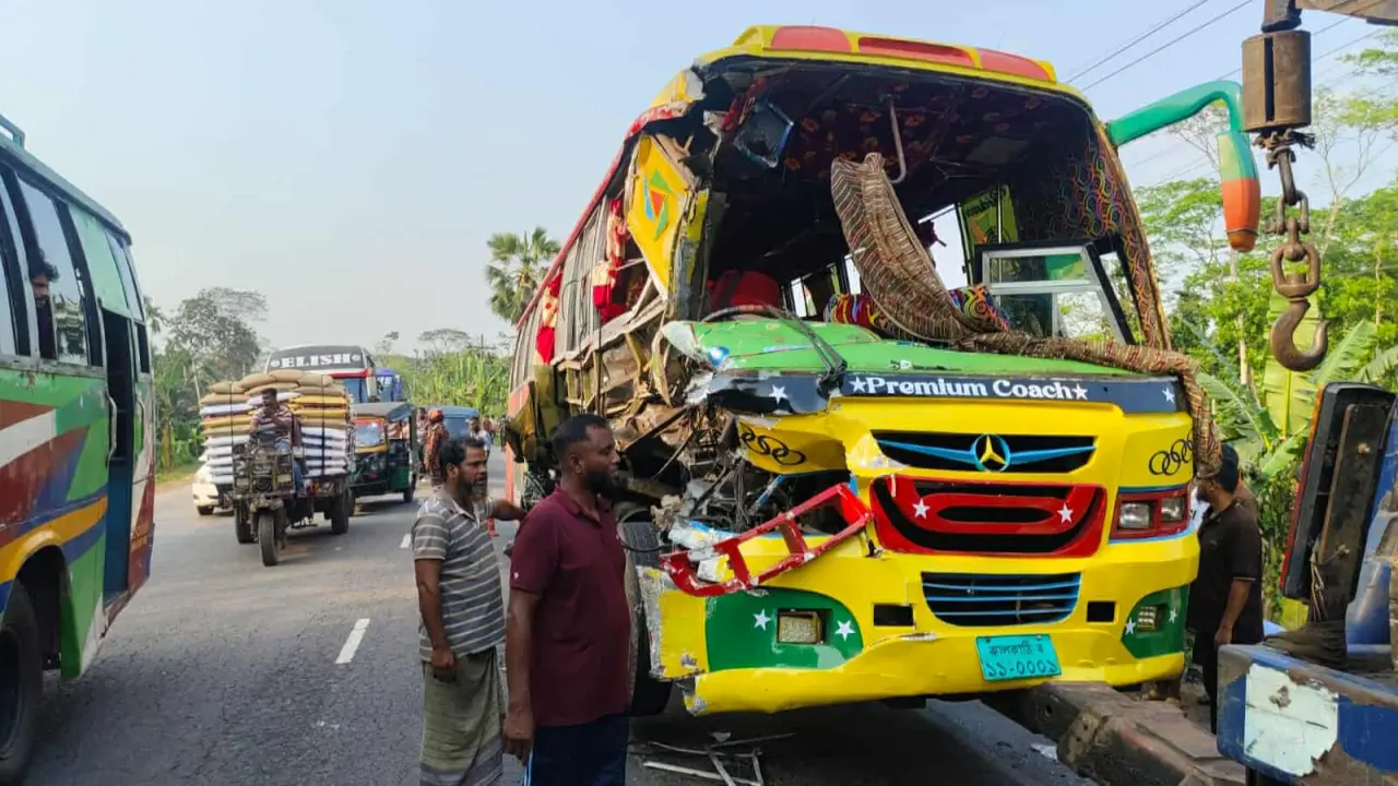 ঢাকা-বরিশাল মহাসড়কে দূর্ঘটনায়    একদিনে ১৭ জন আহত