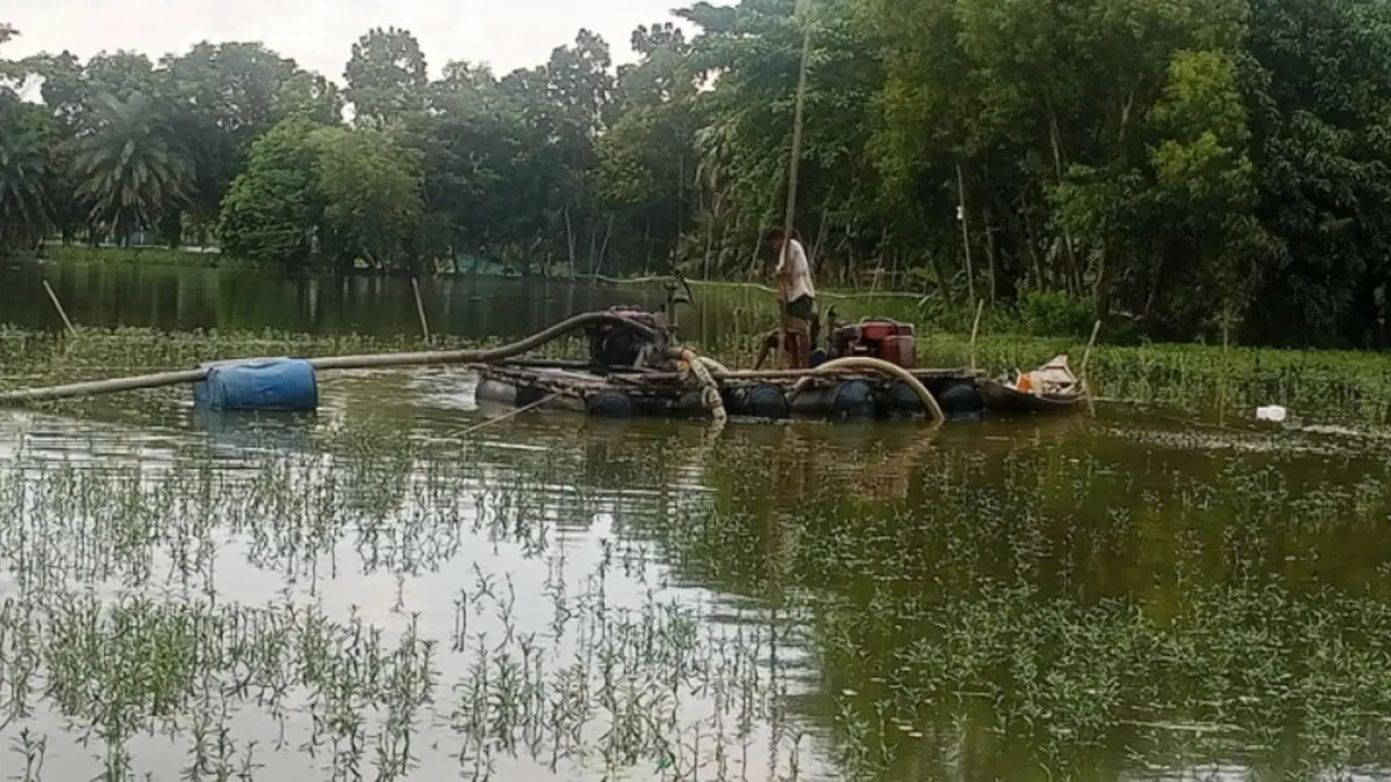 দিনে নয়, রাতের আঁধারে ড্রেজার দিয়ে তোলা হয় বালু