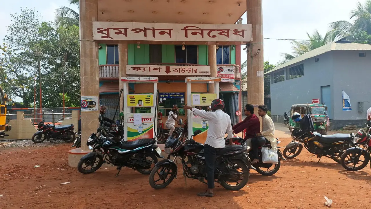 ডিপোতে সংকট নেই দাবি প্রশাসনের, তেলের সরবরাহ না থাকায় বরগুনায় বন্ধ পাম্প ও খুচরা দোকান