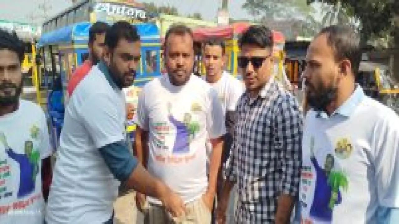 দলীয় প্রার্থীর পক্ষে টি-শার্ট বিতরণ করলো ছাত্রদল
