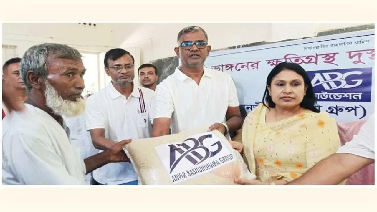 দৌলতপুরে নদীভাঙনে ক্ষতিগ্রস্তদের ২৫ কেজি করে চাল বিতরণ