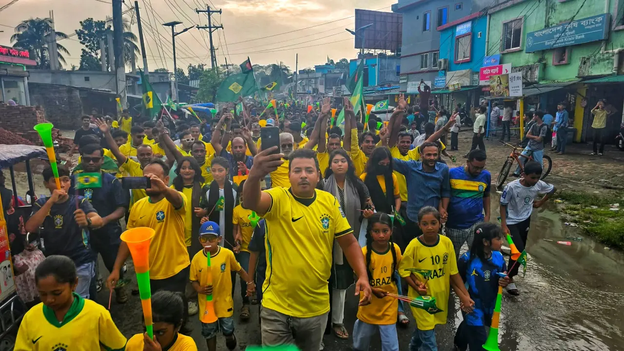 দুমকিতে ব্রাজিল সমর্থকদের আনন্দ মিছিল।