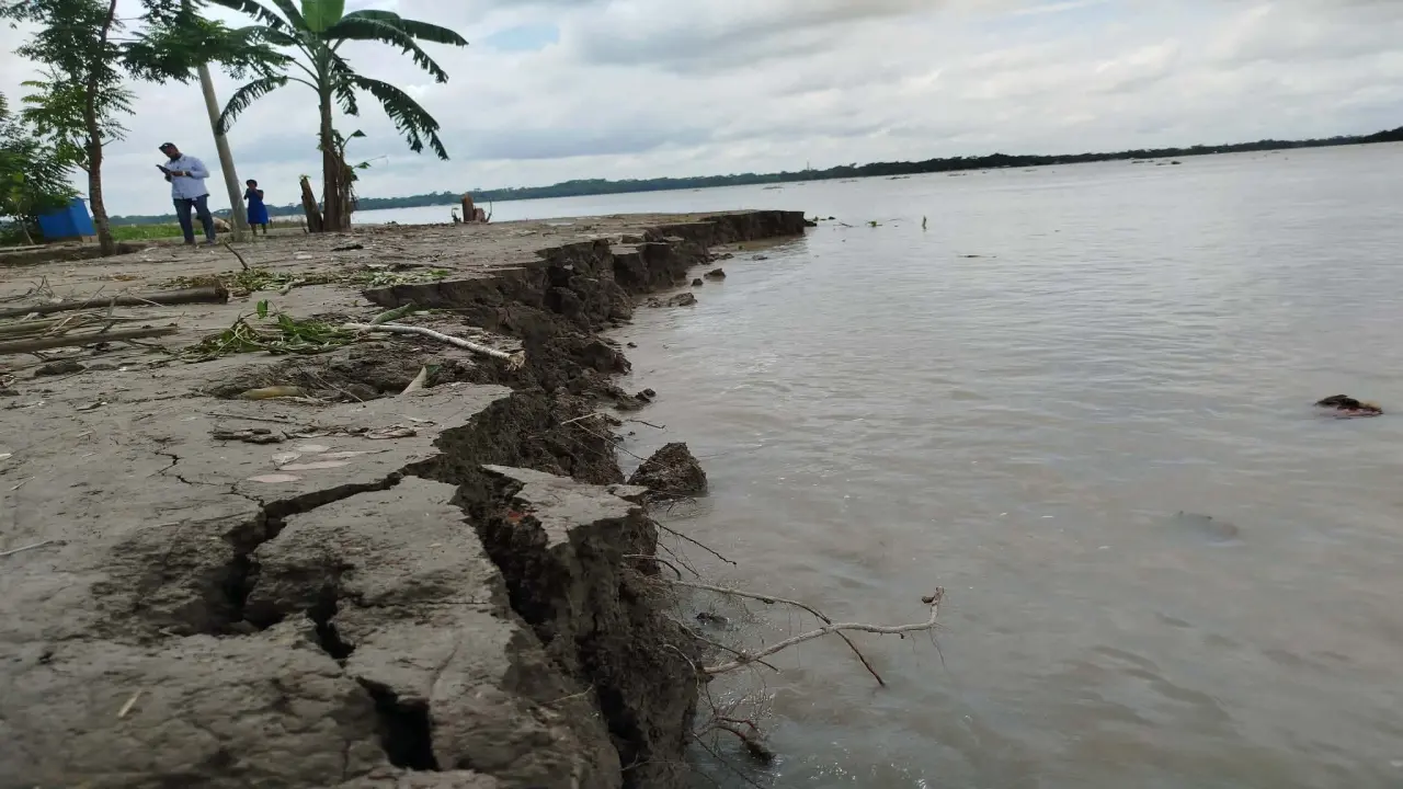 দুমকিতে পায়রা নদীর তীব্র ভাঙন: নিঃস্ব হয়ে গ্রাম ছাড়ছেন বাসিন্দারা