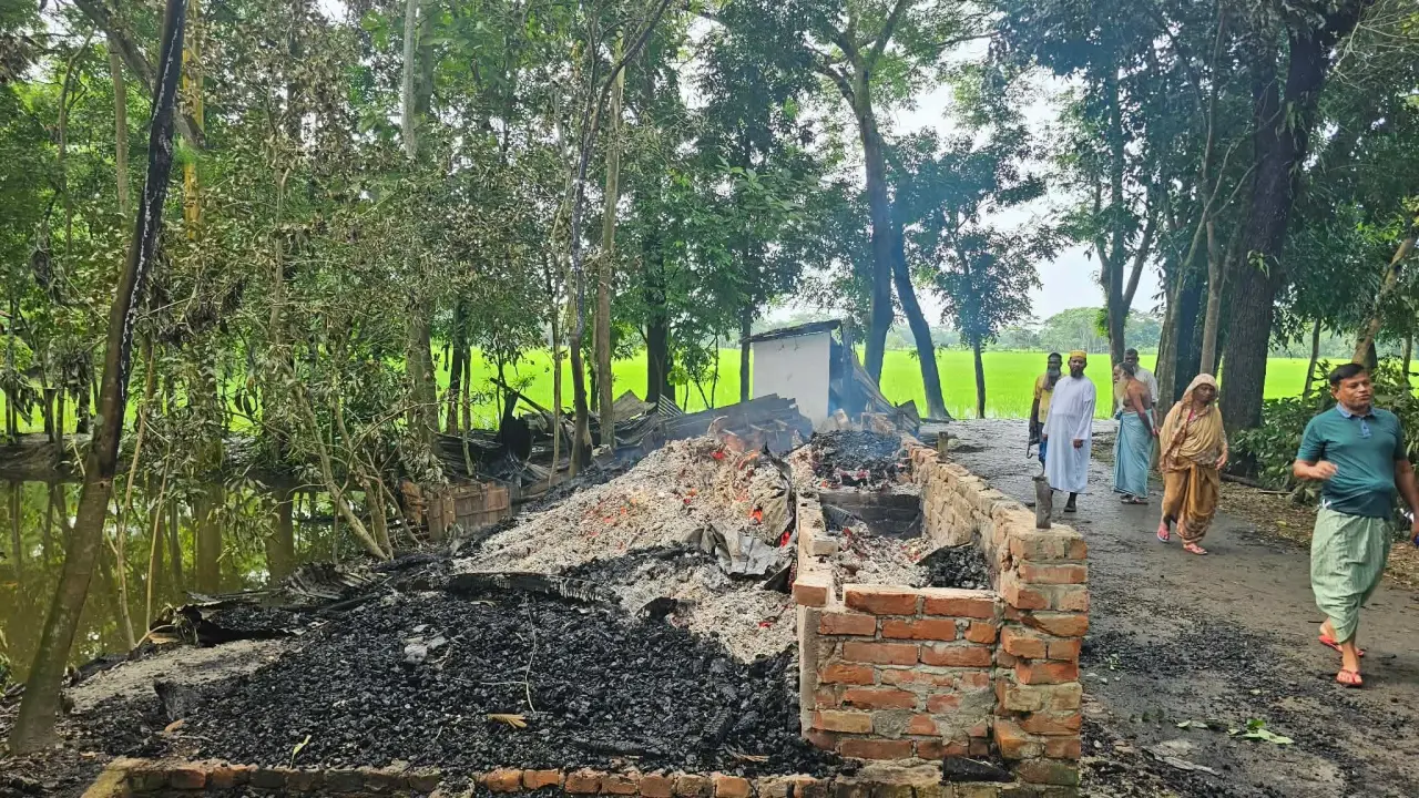 দুমকিতে সাবেক ইউপি চেয়ারম্যান'র গোয়ালঘরে আগুন আড়াই লক্ষাধিক টাকার ক্ষয়ক্ষতি।