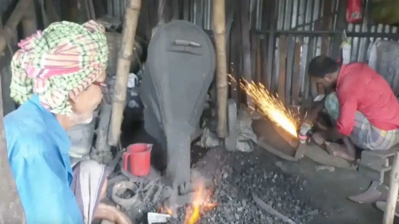 ঈদ-উল-আযহাকে সমানে রেখে টুংটায় শব্দে ব্যস্ত সময় কাটাচ্ছেন গোপালগঞ্জের কর্মকারেরা