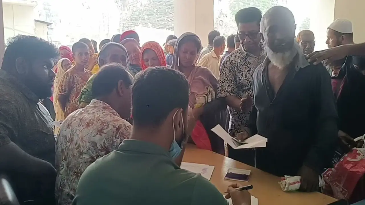 ঈদ উপলক্ষে গোপালগঞ্জে পৌর এলাকার ৪ হাজার অসহায় মানুষের মাঝে চাউল বিতরণ