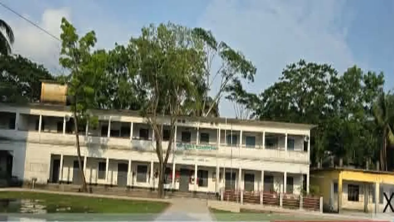 এসএসসি পরীক্ষায় প্রশ্ন বিতরণে বিলম্ব, ক্ষুব্ধ শিক্ষার্থী-অভিভাবক