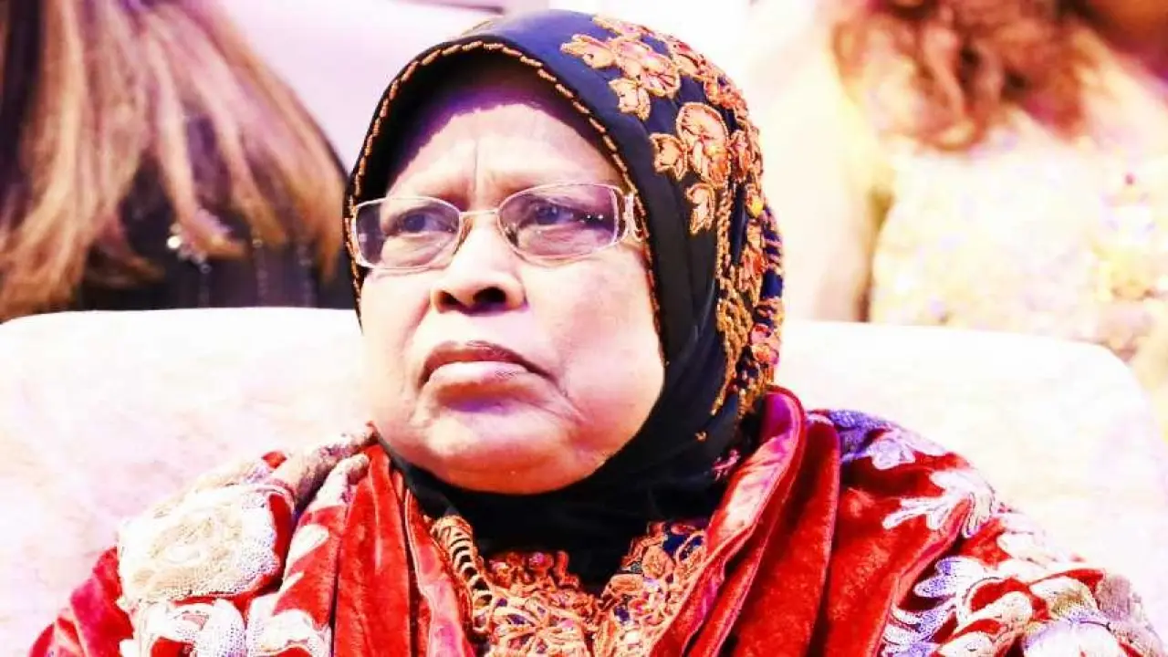 ফরিদা বেগমের জানাজায় মানুষের ঢল, মায়ের স্মৃতিতে কাঁদলেন মুকুল
