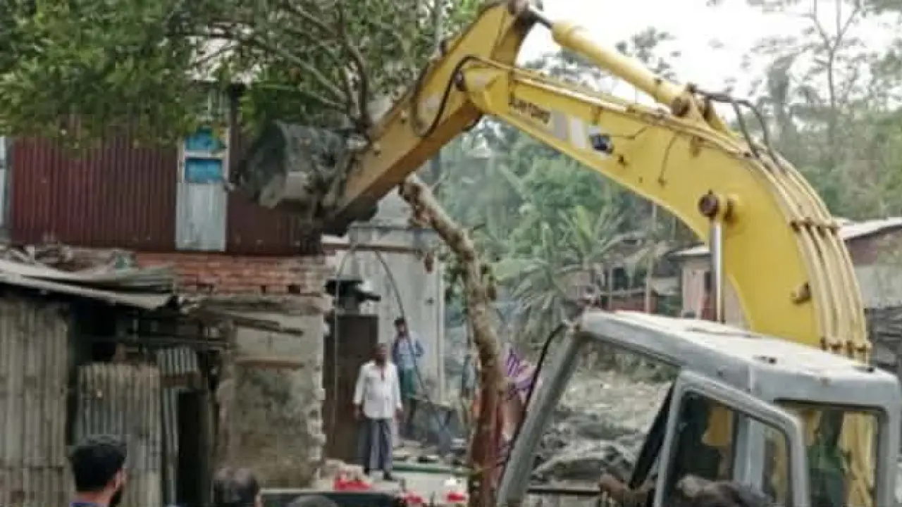 গলাচিপা পৌরসভার খালের দুই পাড়ের অবৈধ স্থাপনা উচ্ছেদ অভিযান
