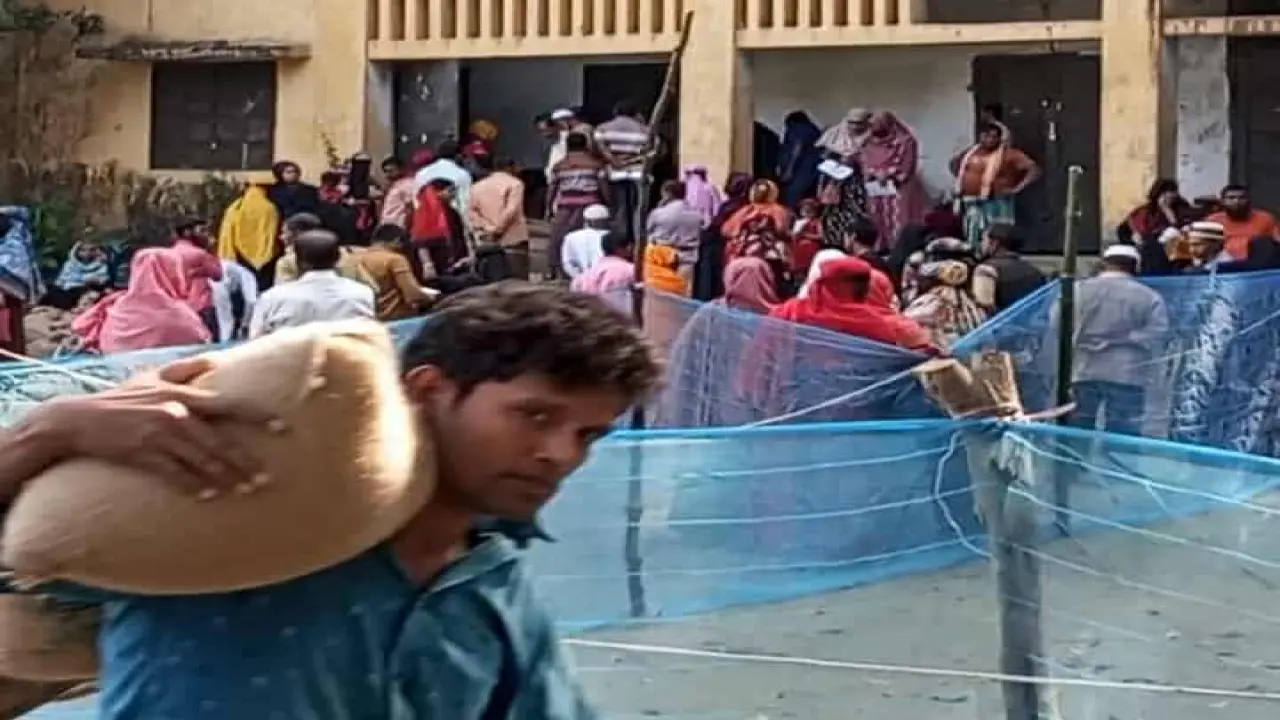 গলাচিপার গোলখালীতে শান্তিপূর্ণভাবে ভিজিডি চাল বিতরণ