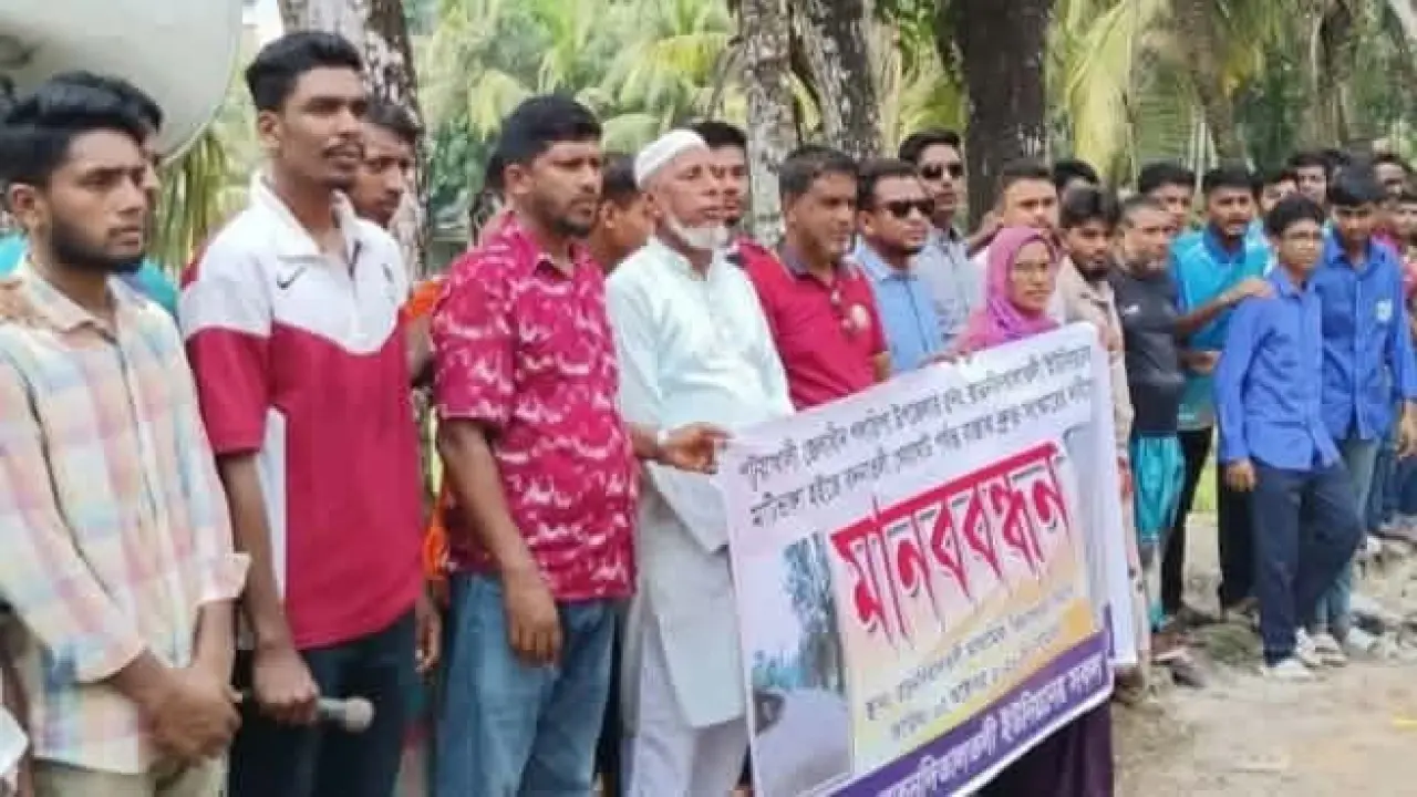 গলাচিপার মাটিভাংগা-বদনাতলী সড়ক দ্রুত সংস্কারের দাবিতে মানববন্ধন