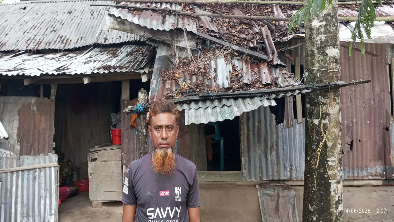 গলাচিপায় ১টি ঘরের আশায় অসহায় পরিবার