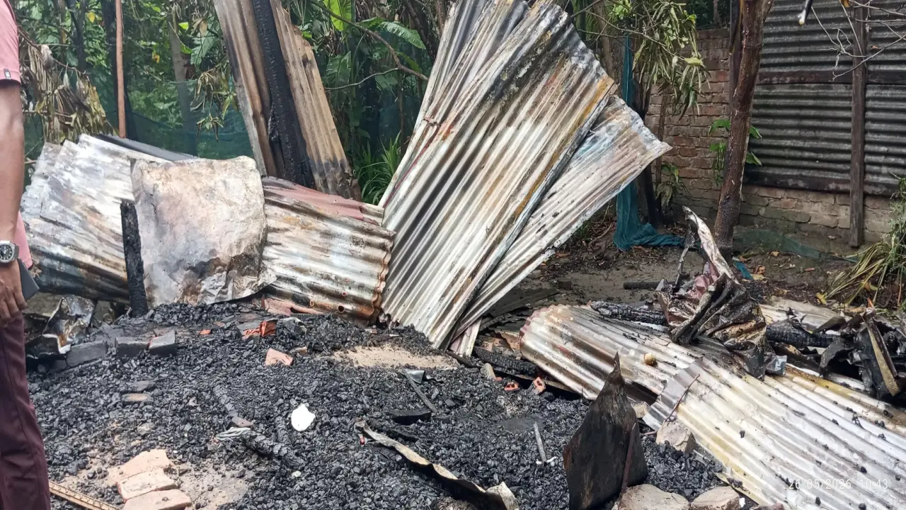 গলাচিপায় আগুনে পুড়ল  বসতঘর পাঁচ লক্ষ টাকার ক্ষয়ক্ষতি