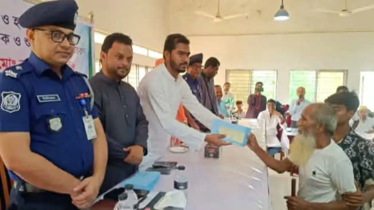 গলাচিপায় আর্থিক সহায়তার চেক বিতরণ