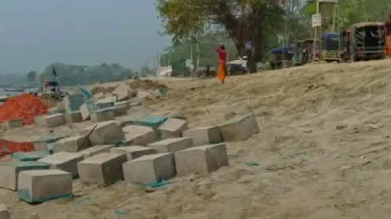 গলাচিপায় বেড়িবাঁধের স্লোপ শক্ত না করেই ব্লক বসানোর অভিযোগ