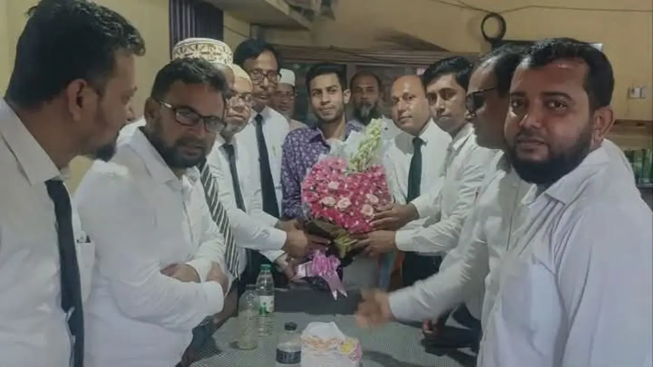 গলাচিপায় বিদায়ী বিচারক আবদুল্লাহ আল মামুনকে আইনজীবীদের সংবর্ধনা