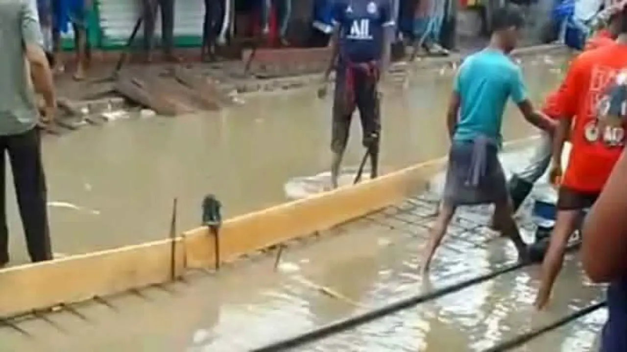 গলাচিপায় বৃষ্টির মধ্যেই সড়ক ঢালাই নিয়ে বিতর্ক