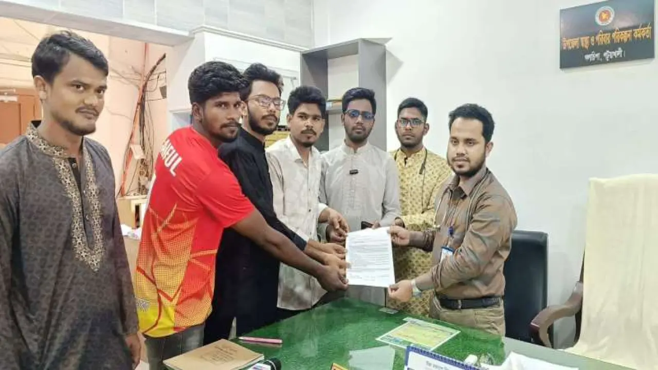 গলাচিপায় ছাত্রনেতার মৃতুতে প্রতিমন্ত্রী নুরের কাছে শিক্ষার্থীদের স্মারকলিপি প্রদান