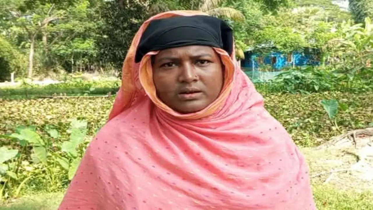 গলাচিপায় গভীর নলকূপের অভাবে কয়েকটি পরিবারের খালের পানিতে তৃষ্ণা নিবারণ