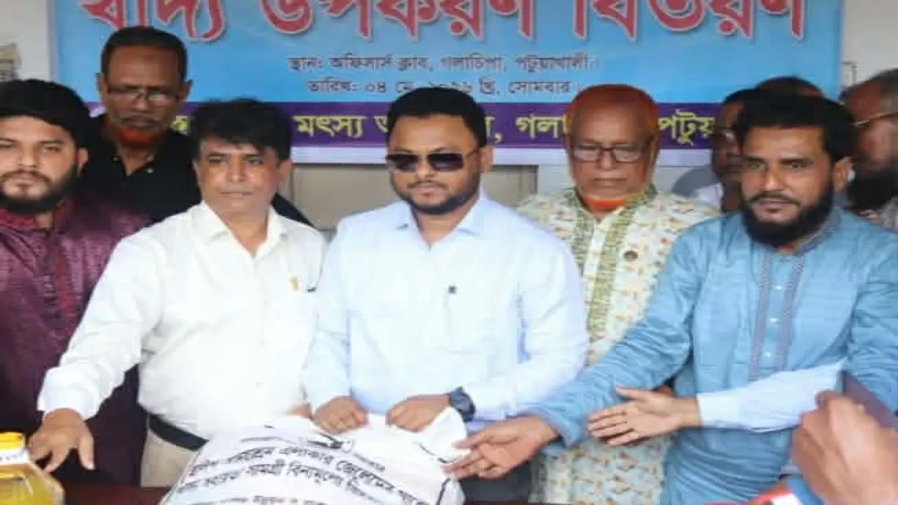 গলাচিপায় ইলিশ সংরক্ষণে জেলেদের মাঝে খাদ্য সহায়তা বিতরণ