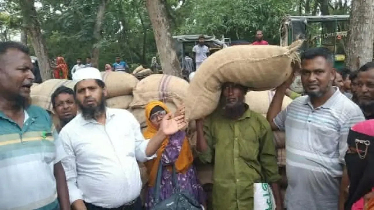গলাচিপায় জেলেদের মুখে হাসি—ইলিশ সংরক্ষণে বিরত থাকা পরিবারগুলোর পাশে মানবিক সহায়তা