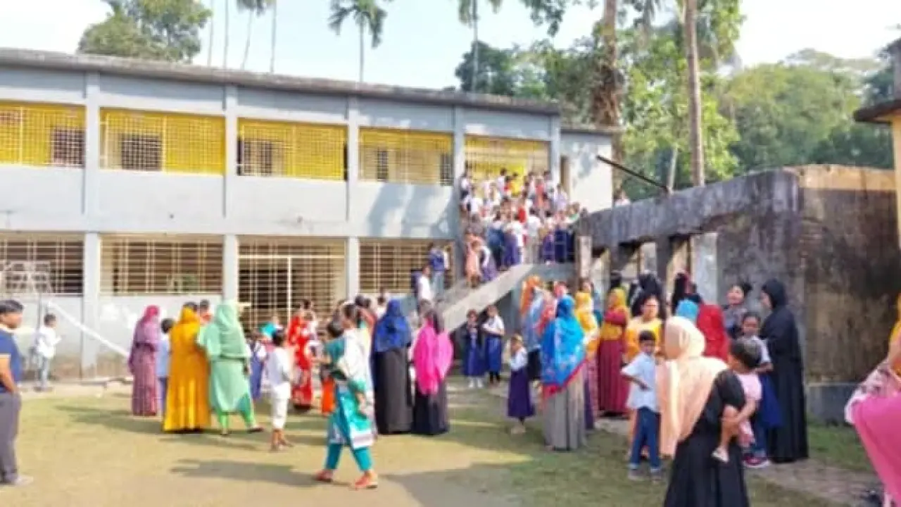 গলাচিপায় কর্মবিরতির মধ্যেই প্রধান শিক্ষক-কর্মচারীদের দিয়ে পরীক্ষা