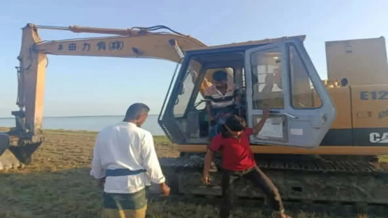 গলাচিপায় মাথায় গামছা বেঁধে কৃষকের ছদ্মবেশে তহশিলদারের অভিযান, অবৈধ মাটি কাটায় লাখ টাকা জরিমানা