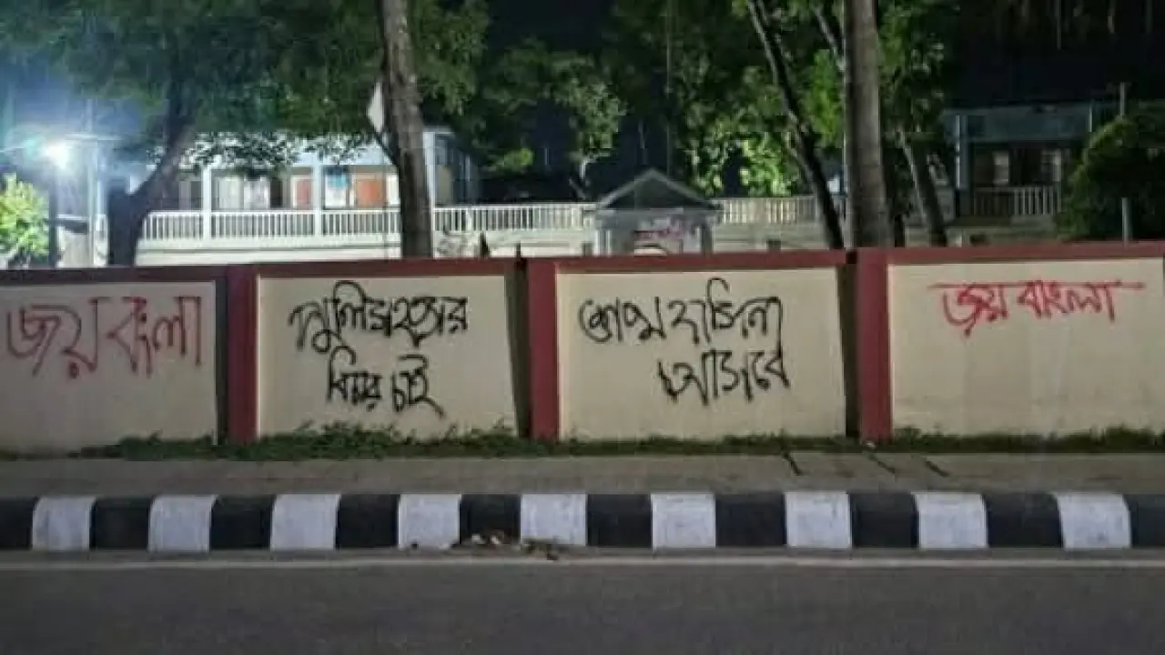 গলাচিপায় মুখোশ পরা একদল যুবক গভীর রাতে দেয়ালে লিখলো ‘জয় বাংলা’