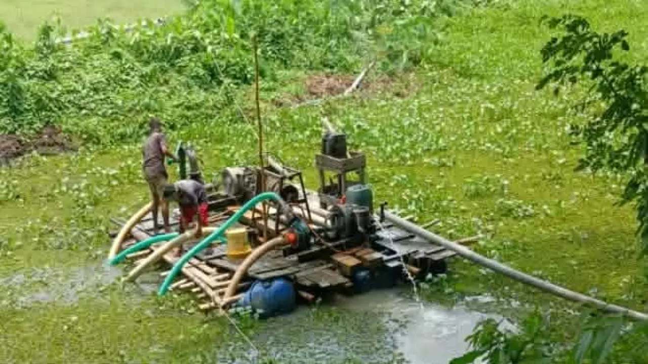 গলাচিপায় অবৈধ বালু উত্তোলনের ড্রাম ড্রেজার জব্দ