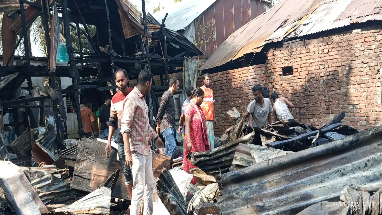 গলাচিপায় অগ্নিকাণ্ডে ৫টি বসতঘর ক্ষতিগ্রস্ত