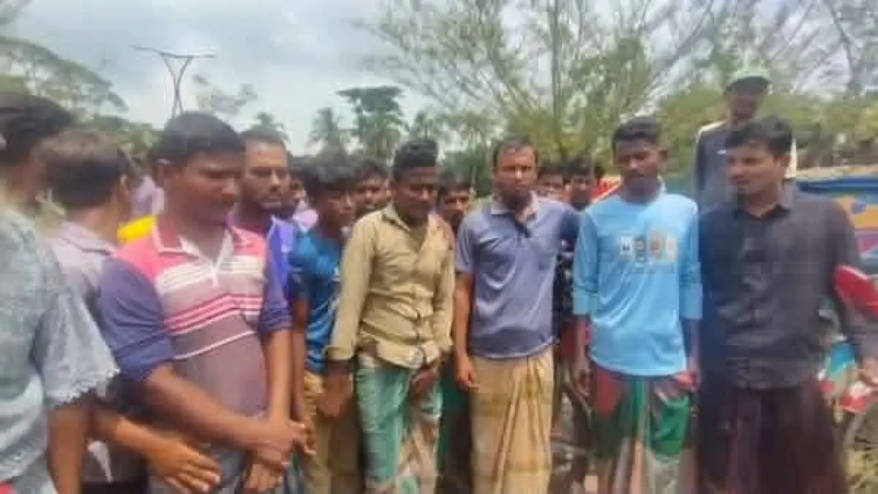 গলাচিপায় রিকশাচালকদের বিক্ষোভ, ইউএনওর কাছে অভিযোগ