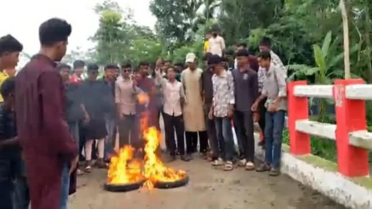 গলাচিপায় সড়কে আগুন জ্বালিয়ে নিষিদ্ধ ছাত্রলীগের বিক্ষোভ, গ্রেফতার ৩