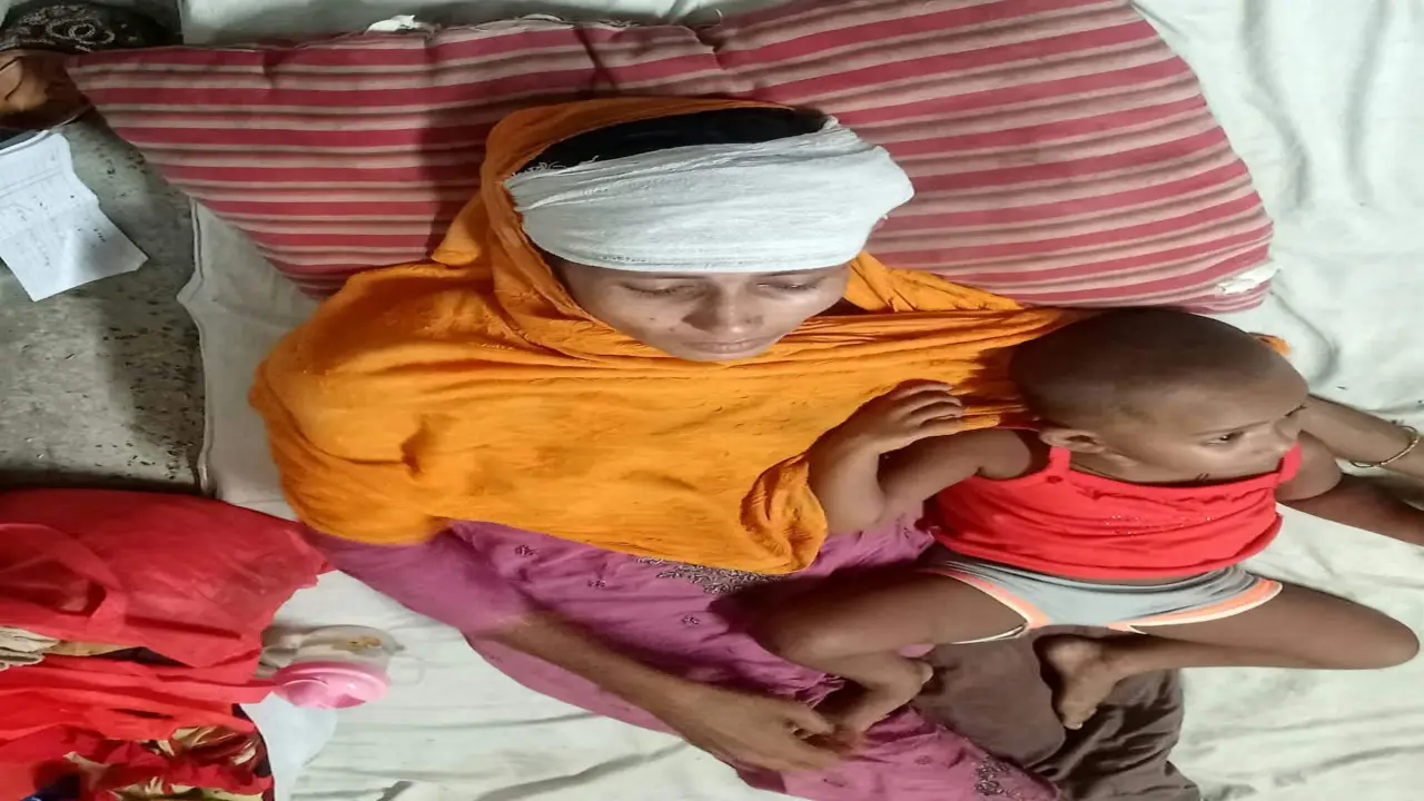 গলাচিপায় স্বামী ও শ্বশুরবাড়ির নির্যাতনের অভিযোগ, ২০ দিন ধরে হাসপাতালে গৃহবধূ ও শিশু।