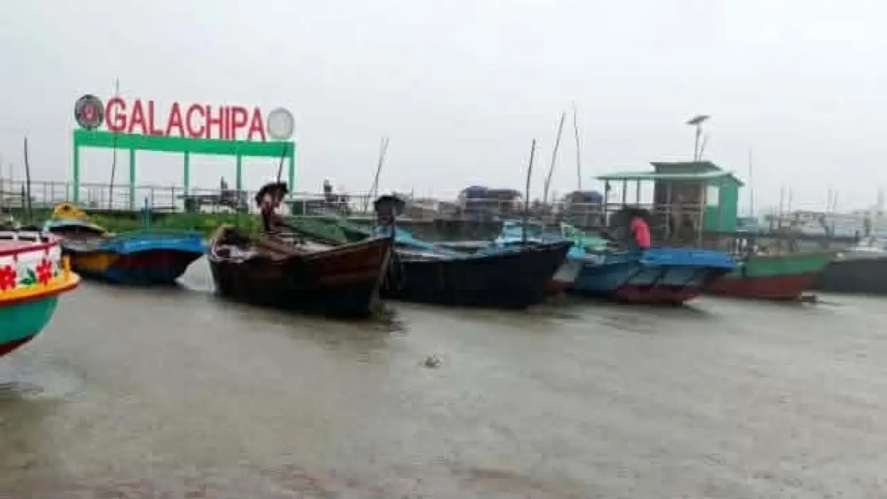 গলাচিপায় থেমে থেমে বৃষ্টি সাধারণ মানুষের জীবন যাত্রা ব্যাহত