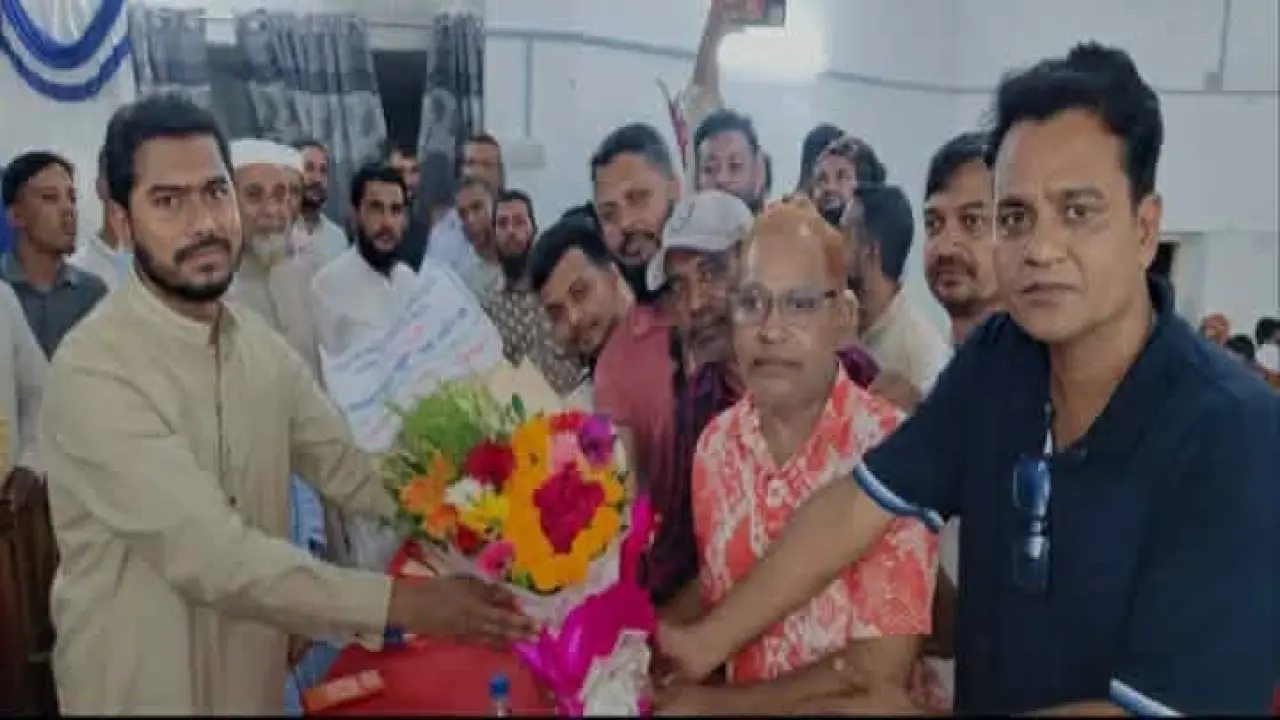 গলাচিপায় শ্রম ও বৈদেশিক কর্মসংস্থান প্রতিমন্ত্রী নুরুল হকের আগমন: হাজারো মানুষের উচ্ছ্বাস, প্রেসক্লাবের নবগঠিত আহ্বায়ক কমিটির ফুলের শুভেচ্ছা