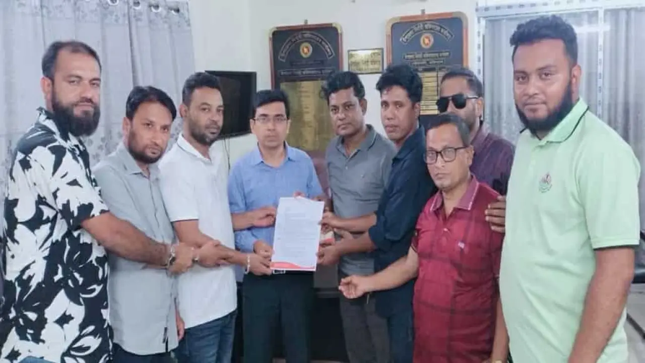 গণমাধ্যম সপ্তাহের রাষ্ট্রীয় স্বীকৃতির দাবিতে স্মারকলিপি প্রদান