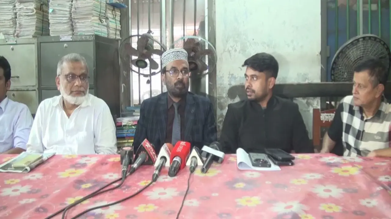 গোপালগঞ্জ আইনজীবী সমিতির নির্বাচন নিয়ে আইনজীবীদের দুই পক্ষের পাল্টাপাল্টি সংবাদ সম্মেলন