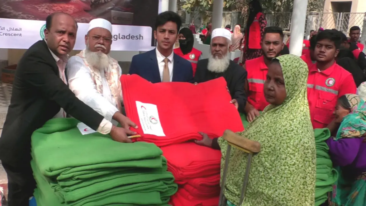 গোপালগঞ্জ রেড ক্রিসেন্ট সোসাইটির উদ্যোগে শীতার্তদের মাঝে কম্বল বিতরণ