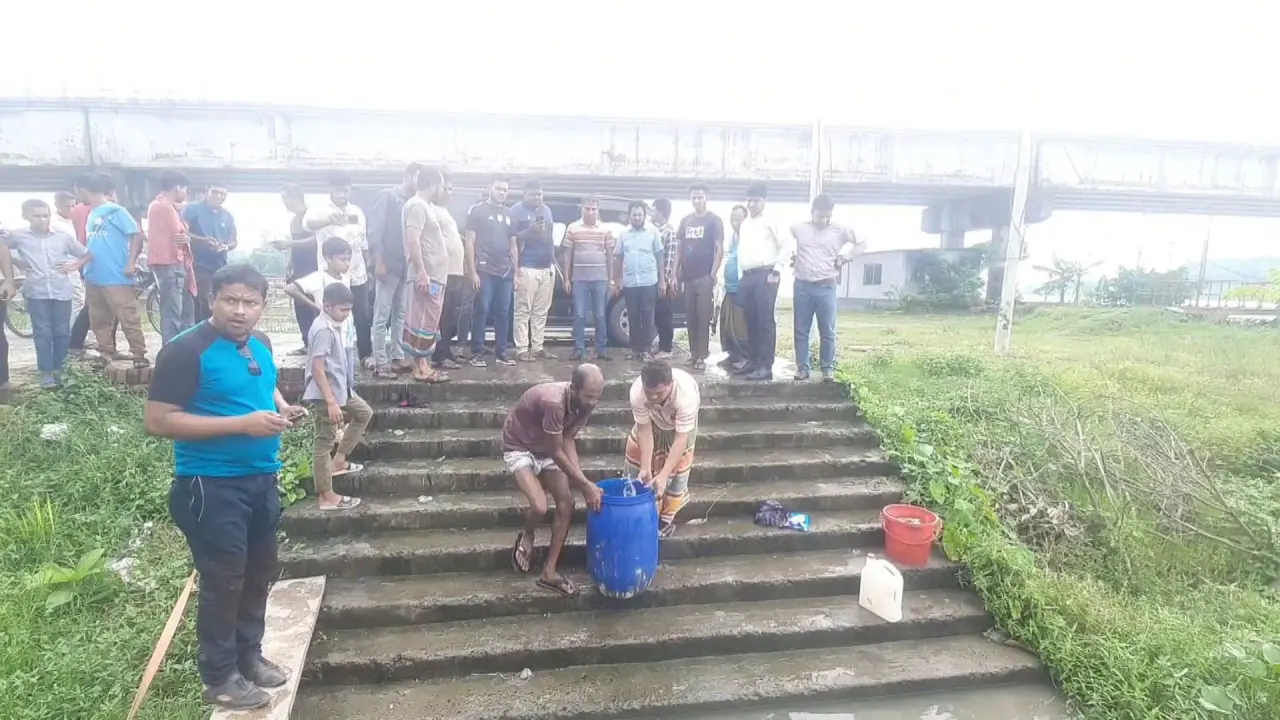 গোপালগঞ্জে ১২ লাখ টাকা মূল্যের অবৈধ গলদা চিংড়ির রেণু পোনা জব্দ